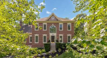 305 SPRINGWOOD CT NE, VIENNA, Virginia 22180, 5 Bedrooms Bedrooms, 18 Rooms Rooms,3 BathroomsBathrooms,Residential,For sale,305 SPRINGWOOD CT NE,VAFX2249034 MLS # VAFX2249034