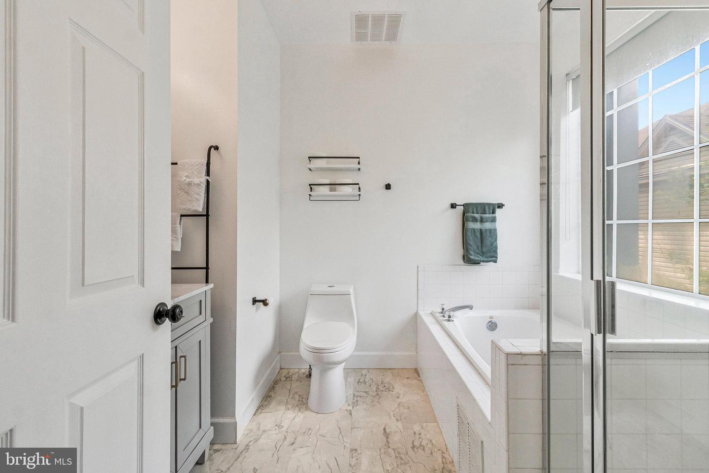 6476 CHEYENNE DR #203, ALEXANDRIA, Virginia 22312, 2 Bedrooms Bedrooms, ,2 BathroomsBathrooms,Residential,For sale,6476 CHEYENNE DR #203,VAFX2249116 MLS # VAFX2249116