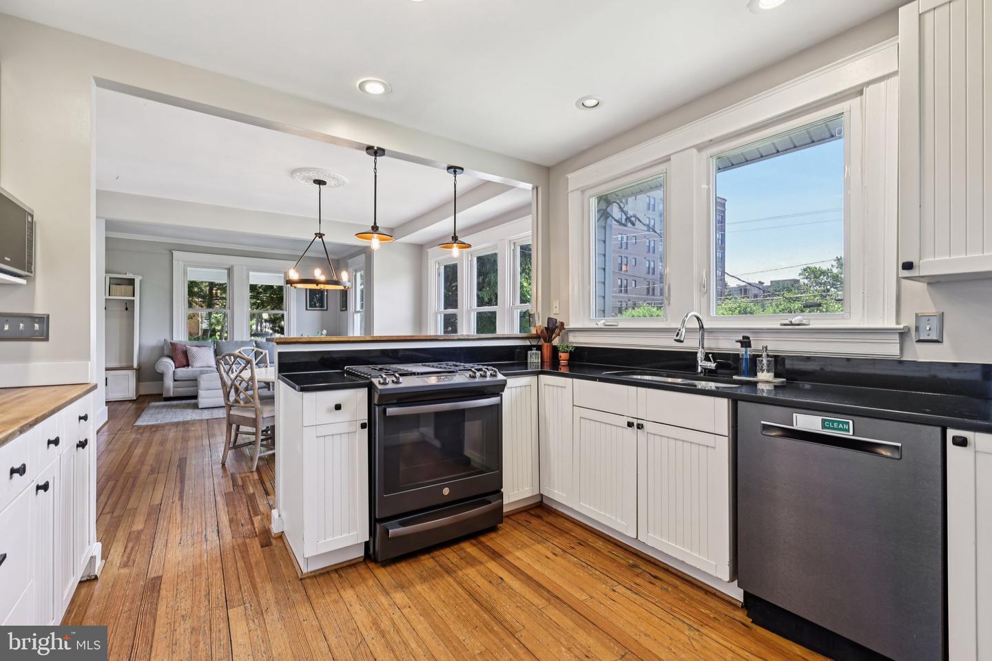 201 PENNSYLVANIA AVE, FALLS CHURCH, Virginia 22046, 4 Bedrooms Bedrooms, 8 Rooms Rooms,3 BathroomsBathrooms,Residential,For sale,201 PENNSYLVANIA AVE,VAFA2003102 MLS # VAFA2003102