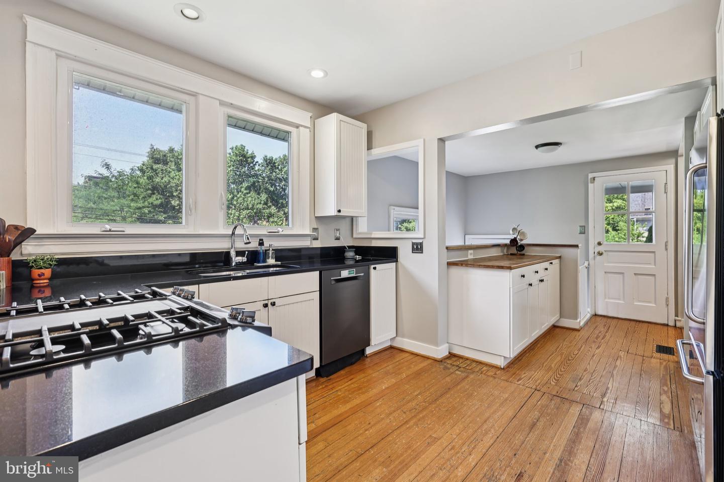 201 PENNSYLVANIA AVE, FALLS CHURCH, Virginia 22046, 4 Bedrooms Bedrooms, 8 Rooms Rooms,3 BathroomsBathrooms,Residential,For sale,201 PENNSYLVANIA AVE,VAFA2003102 MLS # VAFA2003102