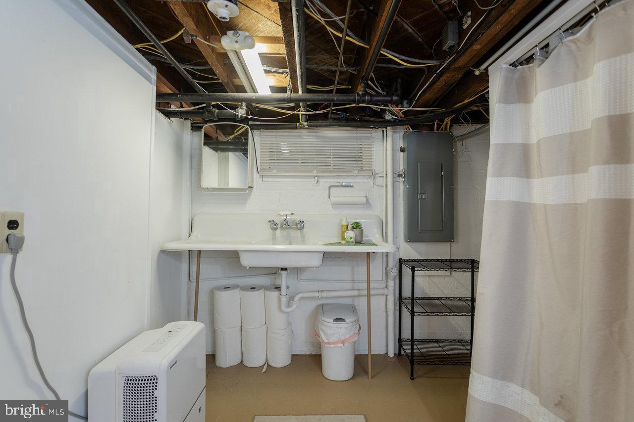 1450 BLUESTONE ST, HARRISONBURG, Virginia 22801, 3 Bedrooms Bedrooms, ,1 BathroomBathrooms,Residential,For sale,1450 BLUESTONE ST,VAHC2000434 MLS # VAHC2000434