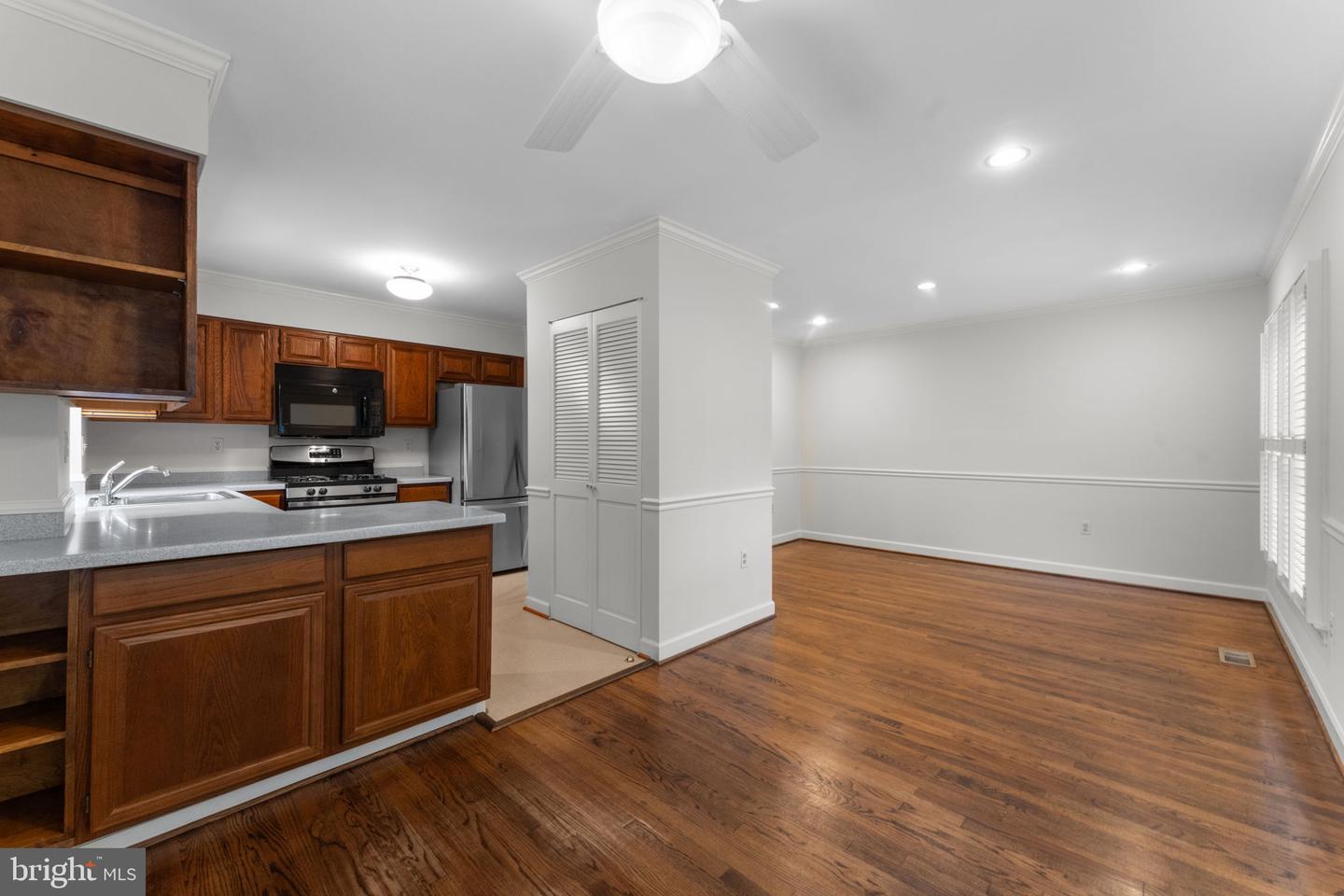 3031 FEDERAL HILL DR, SEVEN CORNERS, Virginia 22044, 4 Bedrooms Bedrooms, ,3 BathroomsBathrooms,Residential,For sale,3031 FEDERAL HILL DR,VAFX2250132 MLS # VAFX2250132