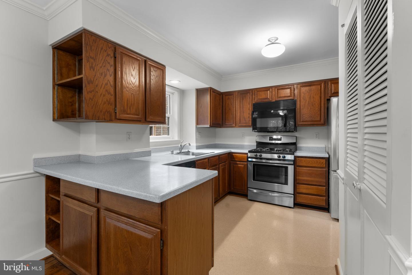 3031 FEDERAL HILL DR, SEVEN CORNERS, Virginia 22044, 4 Bedrooms Bedrooms, ,3 BathroomsBathrooms,Residential,For sale,3031 FEDERAL HILL DR,VAFX2250132 MLS # VAFX2250132