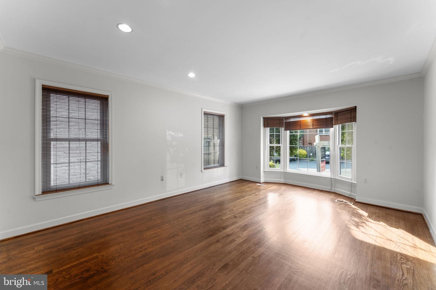 3031 FEDERAL HILL DR, SEVEN CORNERS, Virginia 22044, 4 Bedrooms Bedrooms, ,3 BathroomsBathrooms,Residential,For sale,3031 FEDERAL HILL DR,VAFX2250132 MLS # VAFX2250132