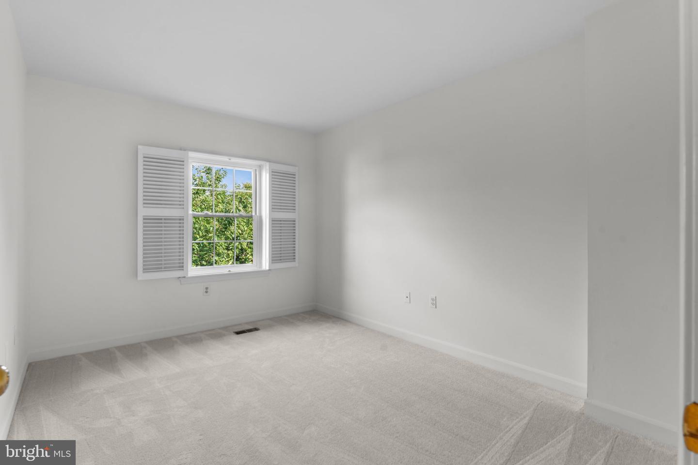3031 FEDERAL HILL DR, SEVEN CORNERS, Virginia 22044, 4 Bedrooms Bedrooms, ,3 BathroomsBathrooms,Residential,For sale,3031 FEDERAL HILL DR,VAFX2250132 MLS # VAFX2250132