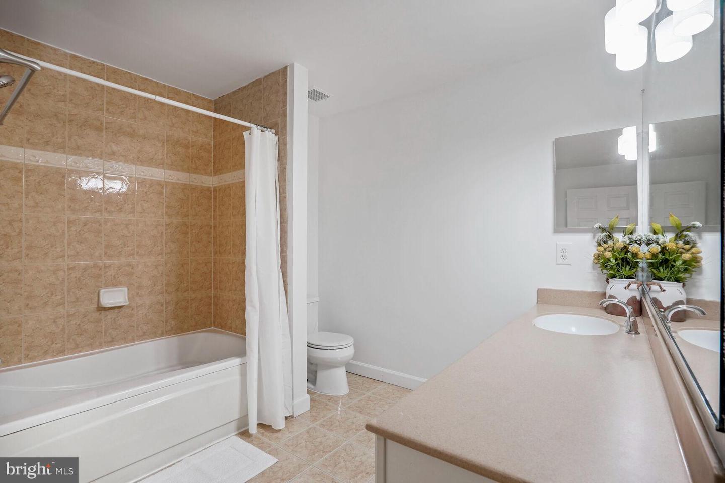 1867 CRESCENT PARK DR #116A, RESTON, Virginia 20190, 2 Bedrooms Bedrooms, ,2 BathroomsBathrooms,Residential,For sale,1867 CRESCENT PARK DR #116A,VAFX2250654 MLS # VAFX2250654