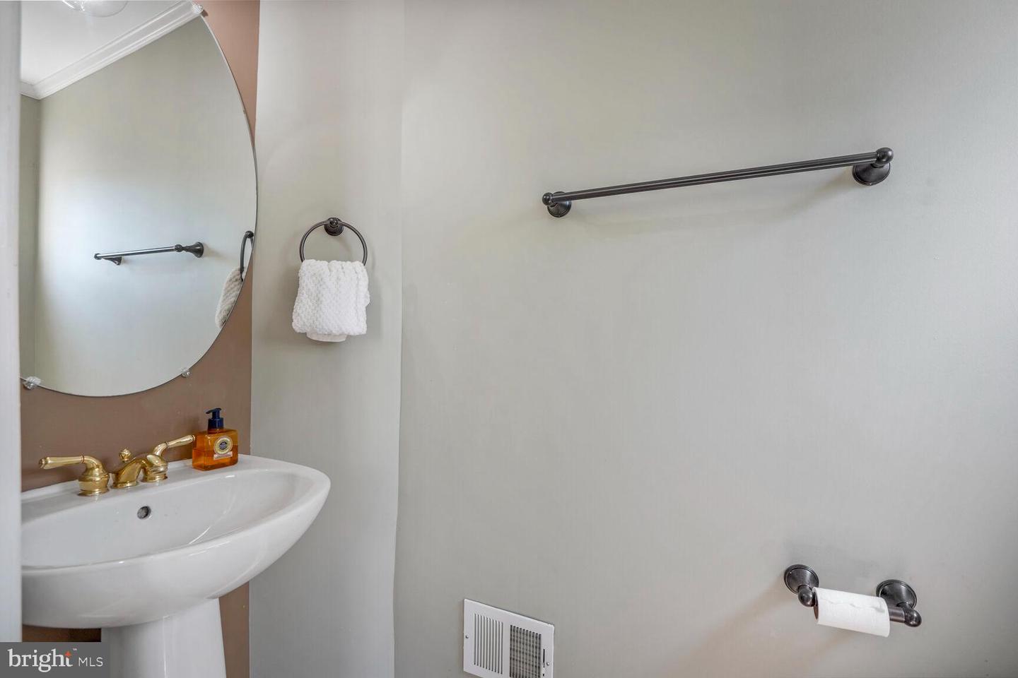 1867 CRESCENT PARK DR #116A, RESTON, Virginia 20190, 2 Bedrooms Bedrooms, ,2 BathroomsBathrooms,Residential,For sale,1867 CRESCENT PARK DR #116A,VAFX2250654 MLS # VAFX2250654