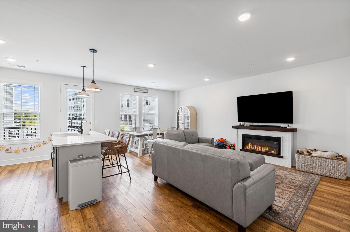 43270 FARRINGDON SQ, ASHBURN, Virginia 20148, 3 Bedrooms Bedrooms, ,2 BathroomsBathrooms,Residential,For sale,43270 FARRINGDON SQ,VALO2100458 MLS # VALO2100458