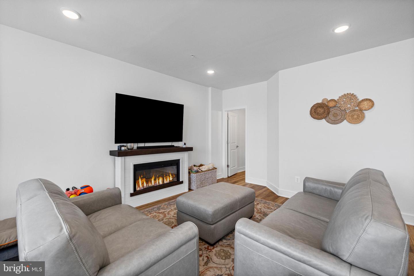 43270 FARRINGDON SQ, ASHBURN, Virginia 20148, 3 Bedrooms Bedrooms, ,2 BathroomsBathrooms,Residential,For sale,43270 FARRINGDON SQ,VALO2100458 MLS # VALO2100458