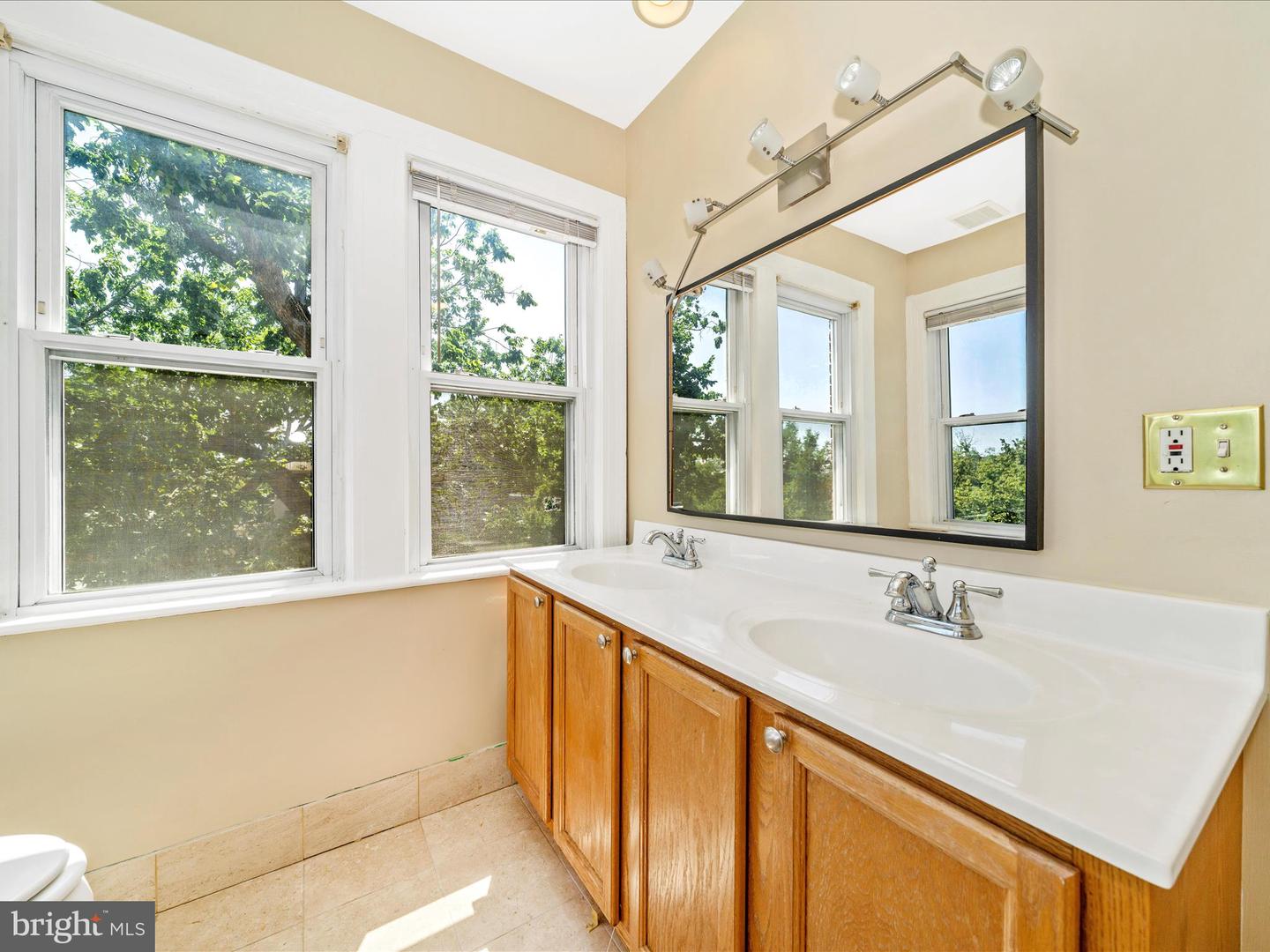 1634 C ST NE, WASHINGTON, District Of Columbia 20002, 4 Bedrooms Bedrooms, ,3 BathroomsBathrooms,Residential,For sale,1634 C ST NE,DCDC2207708 MLS # DCDC2207708