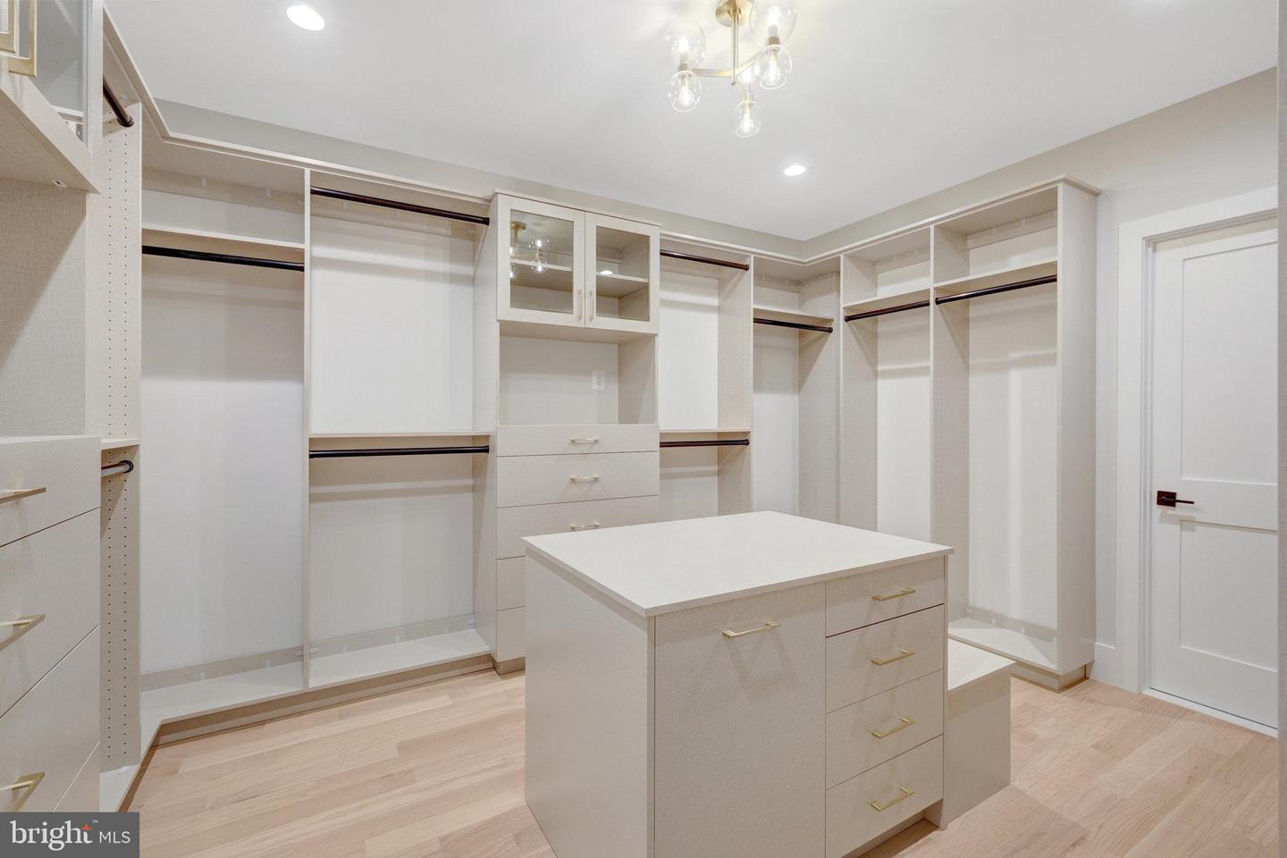 6514 BYRNES DR, MCLEAN, Virginia 22101, 6 Bedrooms Bedrooms, ,6 BathroomsBathrooms,Residential,For sale,6514 BYRNES DR,VAFX2252218 MLS # VAFX2252218