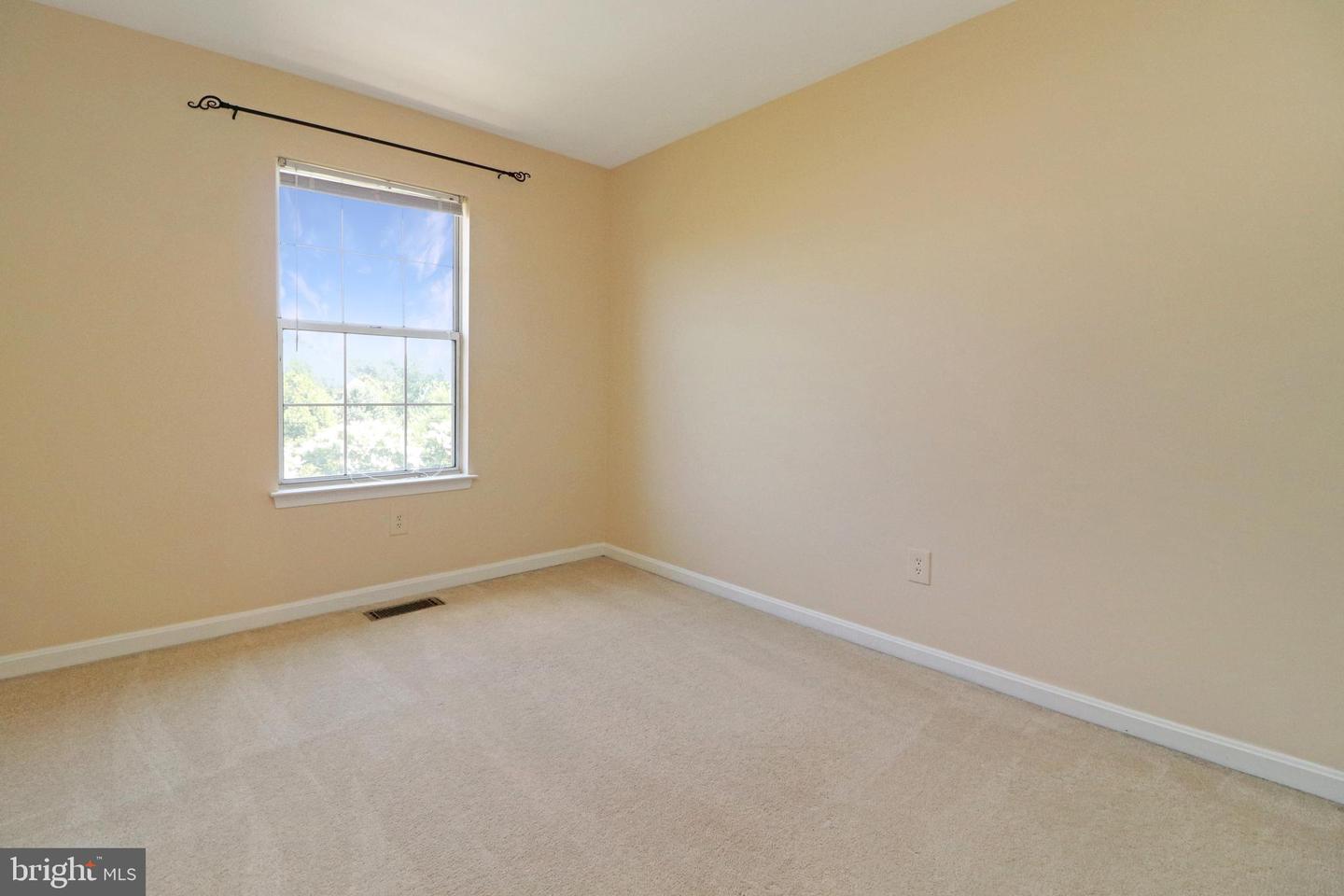 21929 THOMPSON SQ, STERLING, Virginia 20166, 3 Bedrooms Bedrooms, ,2 BathroomsBathrooms,Residential,For sale,21929 THOMPSON SQ,VALO2100730 MLS # VALO2100730