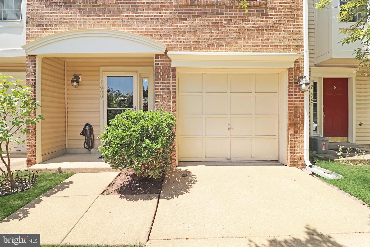 21929 THOMPSON SQ, STERLING, Virginia 20166, 3 Bedrooms Bedrooms, ,2 BathroomsBathrooms,Residential,For sale,21929 THOMPSON SQ,VALO2100730 MLS # VALO2100730