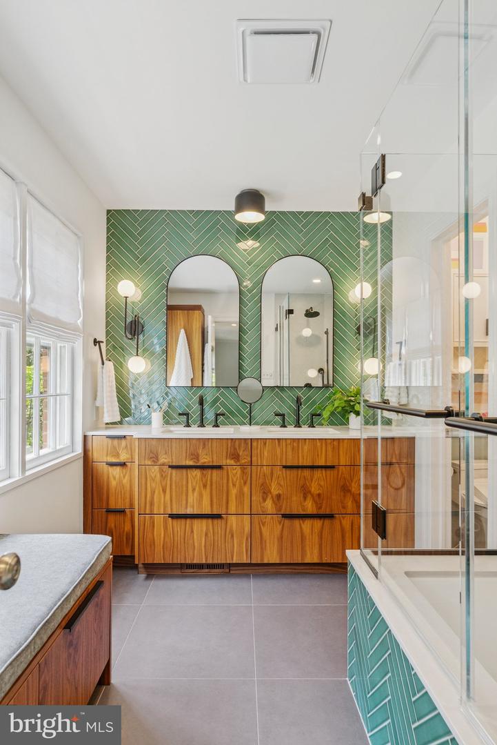 657 E ST SE, WASHINGTON, District Of Columbia 20003, 5 Bedrooms Bedrooms, ,4 BathroomsBathrooms,Residential,For sale,657 E ST SE,DCDC2208152 MLS # DCDC2208152