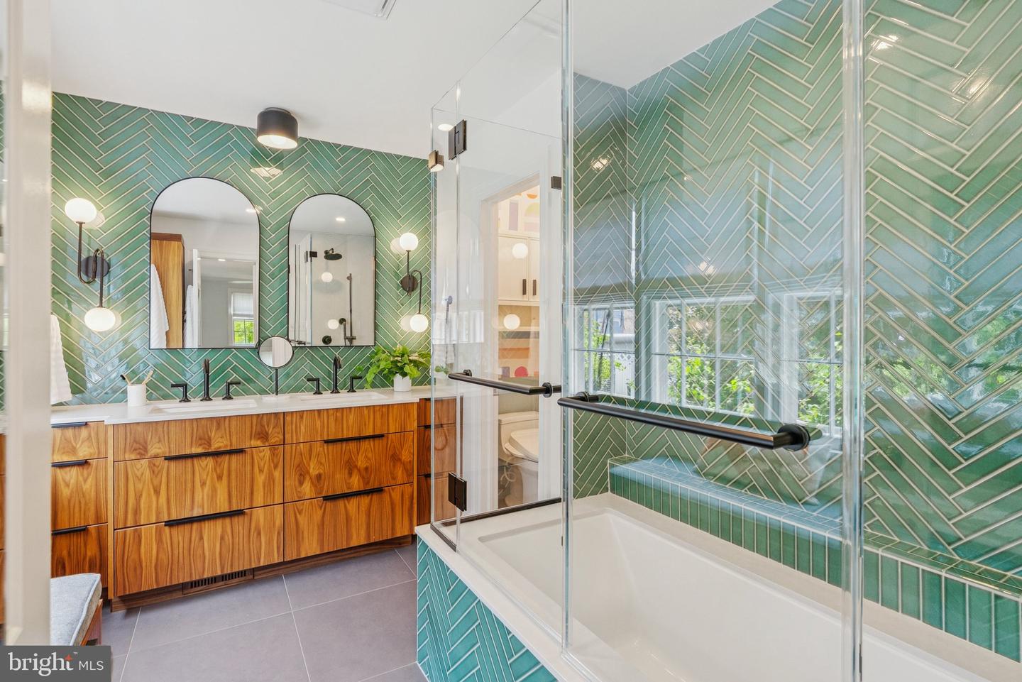 657 E ST SE, WASHINGTON, District Of Columbia 20003, 5 Bedrooms Bedrooms, ,4 BathroomsBathrooms,Residential,For sale,657 E ST SE,DCDC2208152 MLS # DCDC2208152