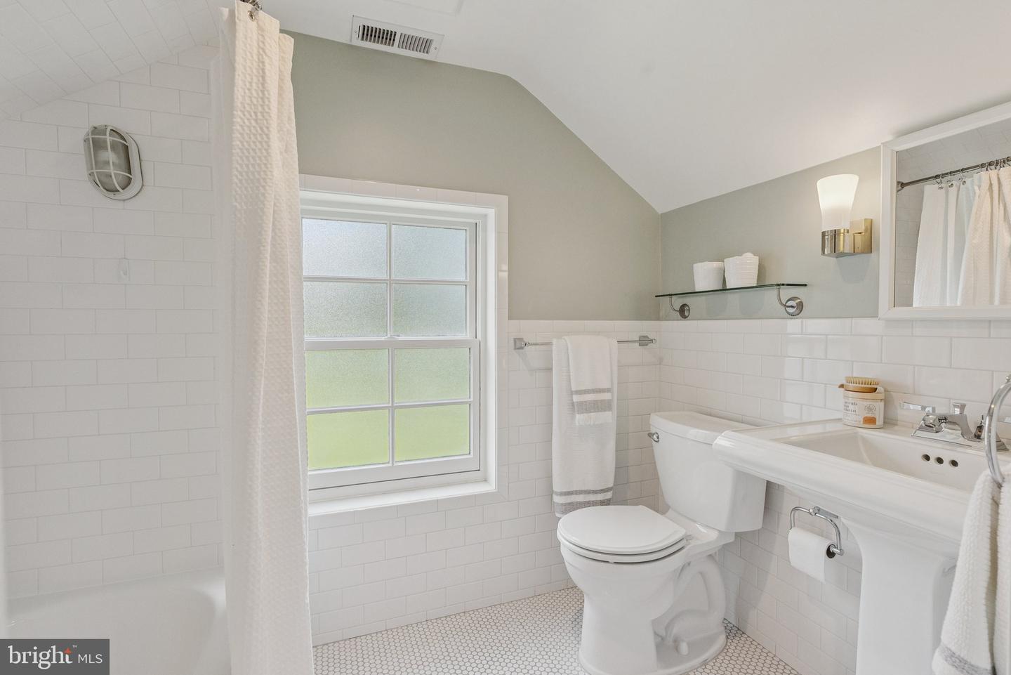 657 E ST SE, WASHINGTON, District Of Columbia 20003, 5 Bedrooms Bedrooms, ,4 BathroomsBathrooms,Residential,For sale,657 E ST SE,DCDC2208152 MLS # DCDC2208152