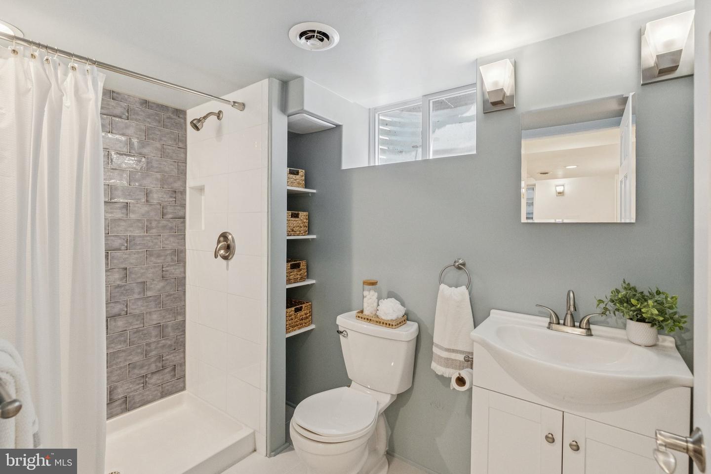 657 E ST SE, WASHINGTON, District Of Columbia 20003, 5 Bedrooms Bedrooms, ,4 BathroomsBathrooms,Residential,For sale,657 E ST SE,DCDC2208152 MLS # DCDC2208152