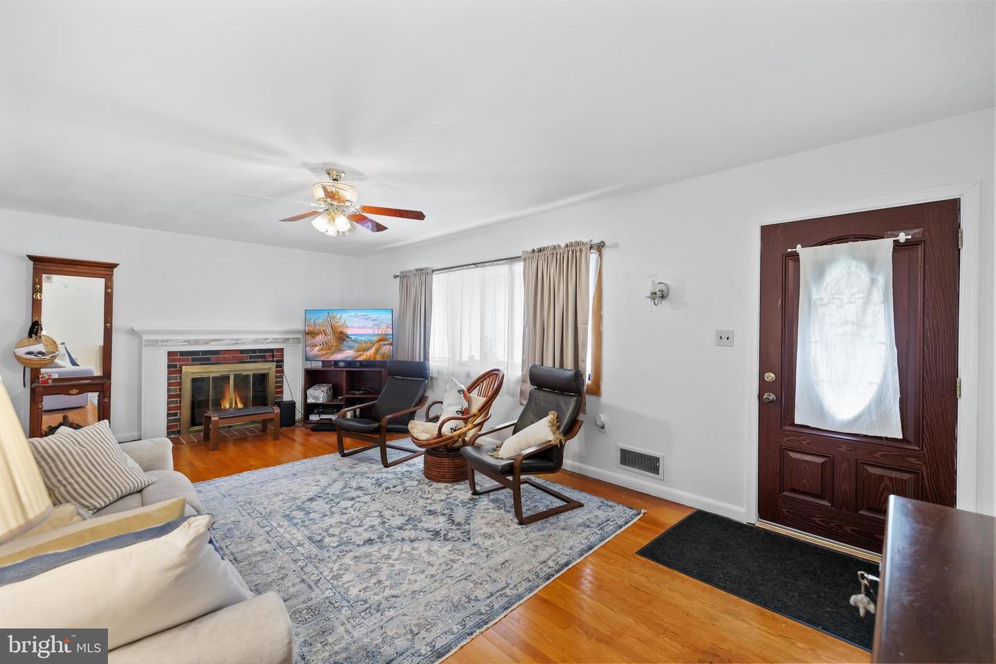 5915 5TH RD N, ARLINGTON, Virginia 22203, 4 Bedrooms Bedrooms, 7 Rooms Rooms,3 BathroomsBathrooms,Residential,For sale,5915 5TH RD N,VAAR2059984 MLS # VAAR2059984
