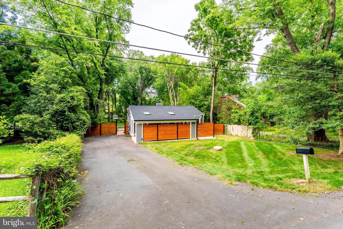 7920 OLD FALLS RD, MCLEAN, Virginia 22102, 3 Bedrooms Bedrooms, ,2 BathroomsBathrooms,Residential,For sale,7920 OLD FALLS RD,VAFX2252624 MLS # VAFX2252624