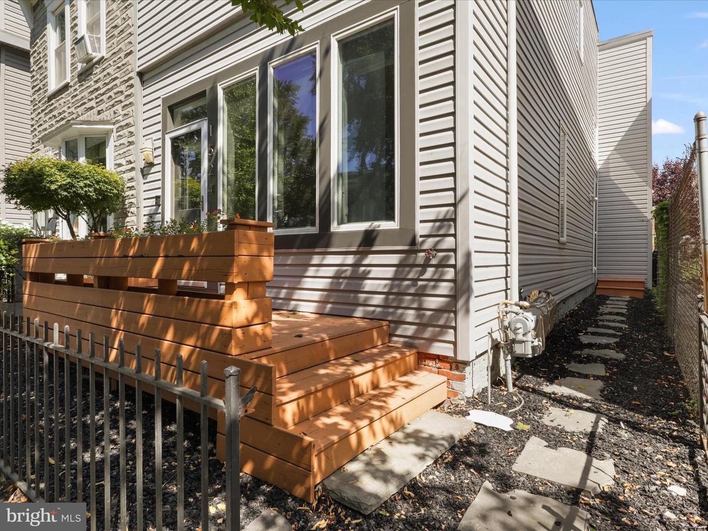 1524 GALES ST NE, WASHINGTON, District Of Columbia 20002, 3 Bedrooms Bedrooms, ,3 BathroomsBathrooms,Residential,For sale,1524 GALES ST NE,DCDC2208454 MLS # DCDC2208454