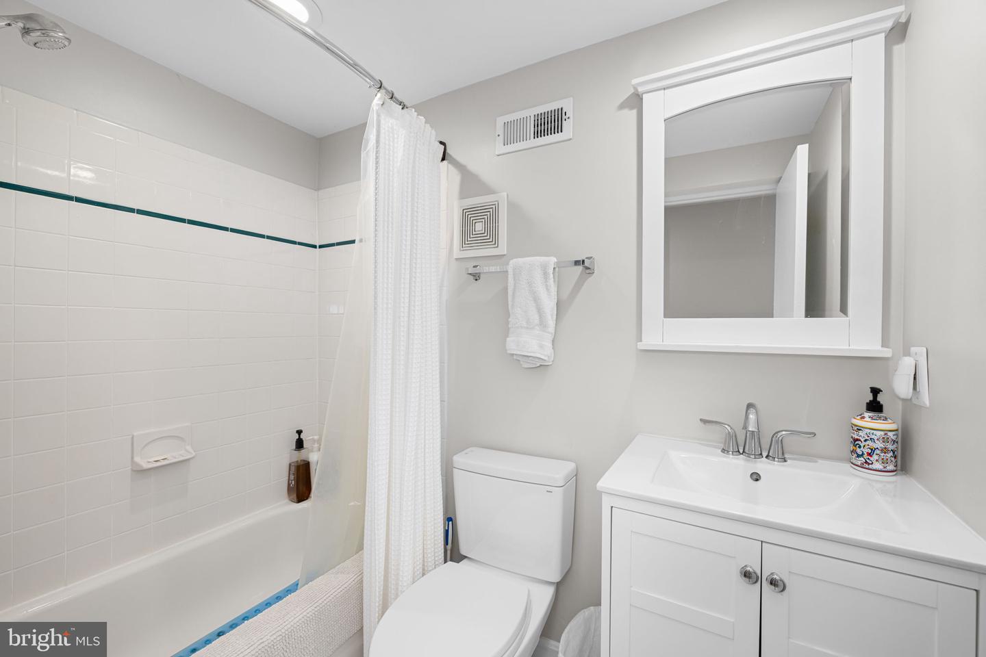 224 9TH ST SE, WASHINGTON, District Of Columbia 20003, 4 Bedrooms Bedrooms, ,3 BathroomsBathrooms,Residential,For sale,224 9TH ST SE,DCDC2208456 MLS # DCDC2208456