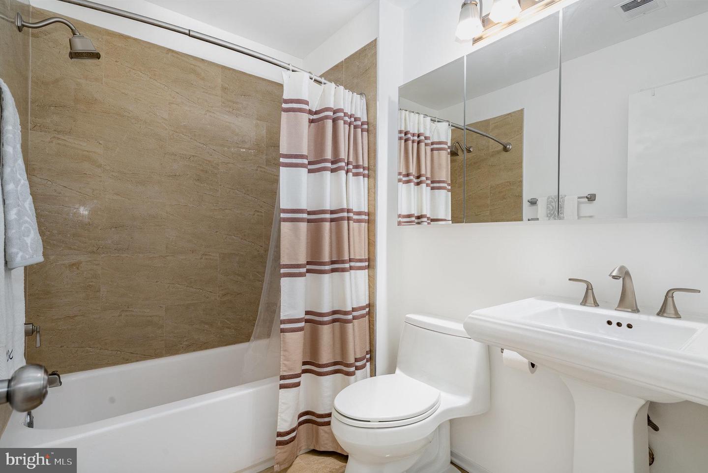 7823 HARROWGATE CIR #D, SPRINGFIELD, Virginia 22152, 2 Bedrooms Bedrooms, ,2 BathroomsBathrooms,Residential,For sale,7823 HARROWGATE CIR #D,VAFX2252768 MLS # VAFX2252768