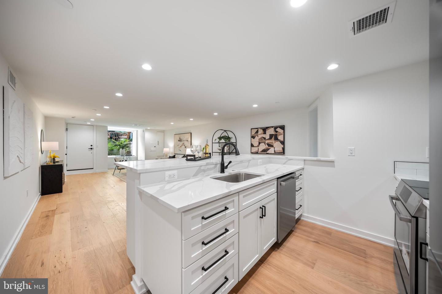 131 11 ST NE #1, WASHINGTON, District Of Columbia 20002, 2 Bedrooms Bedrooms, 4 Rooms Rooms,1 BathroomBathrooms,Residential,For sale,131 11 ST NE #1,DCDC2208546 MLS # DCDC2208546