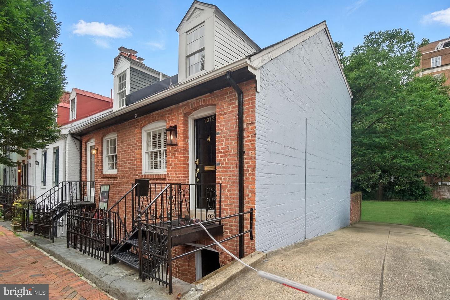 1072 30TH ST NW, WASHINGTON, District Of Columbia 20007, 2 Bedrooms Bedrooms, ,2 BathroomsBathrooms,Residential,For sale,1072 30TH ST NW,DCDC2201630 MLS # DCDC2201630