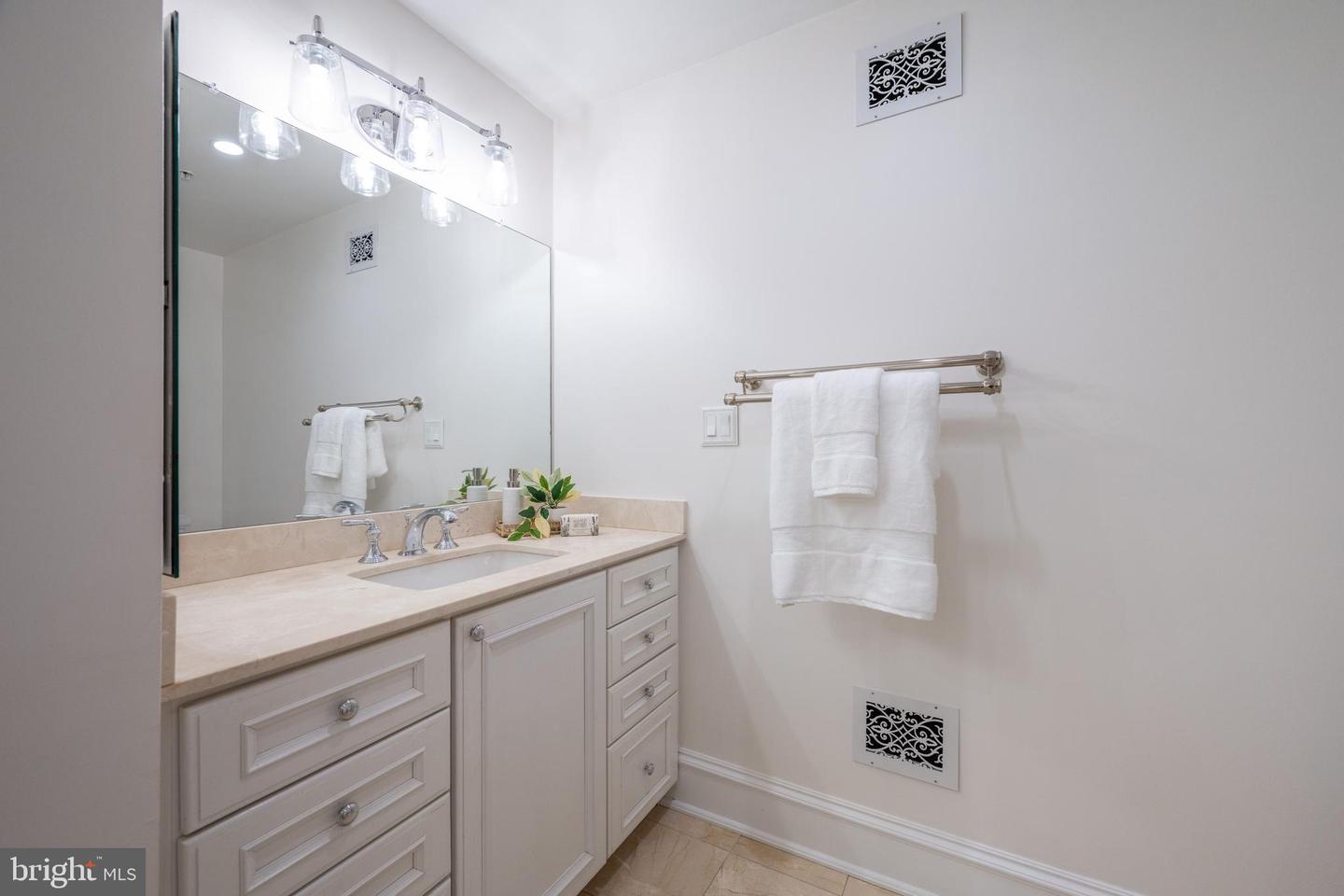 713 S UNION ST, ALEXANDRIA, Virginia 22314, 3 Bedrooms Bedrooms, ,4 BathroomsBathrooms,Residential,For sale,713 S UNION ST,VAAX2046772 MLS # VAAX2046772