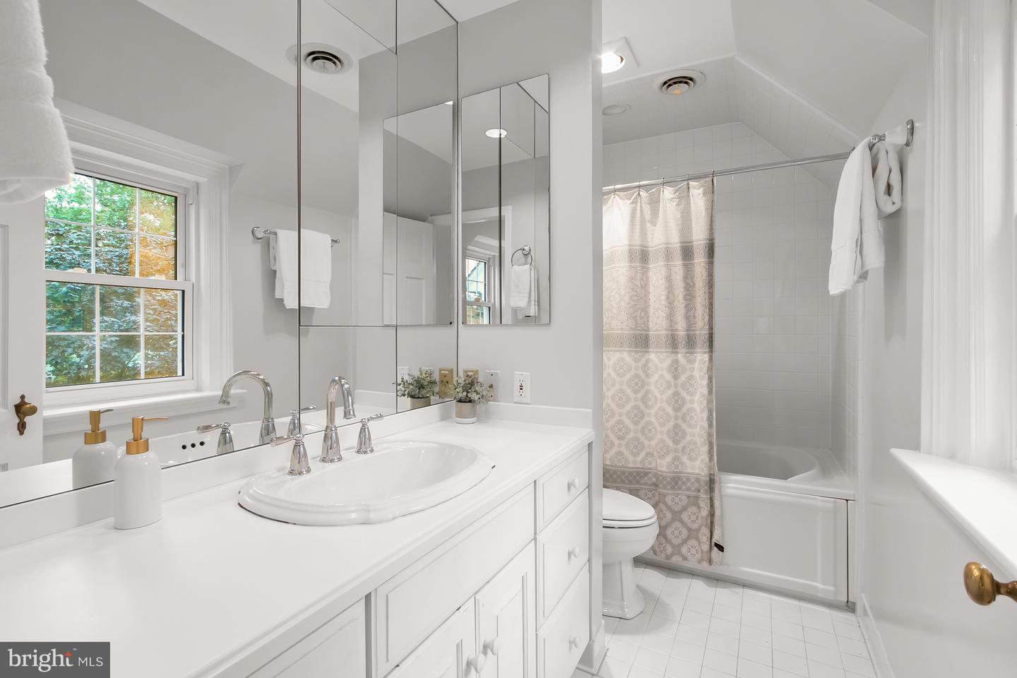 4323 WARREN ST NW, WASHINGTON, District Of Columbia 20016, 4 Bedrooms Bedrooms, ,3 BathroomsBathrooms,Residential,For sale,4323 WARREN ST NW,DCDC2207698 MLS # DCDC2207698