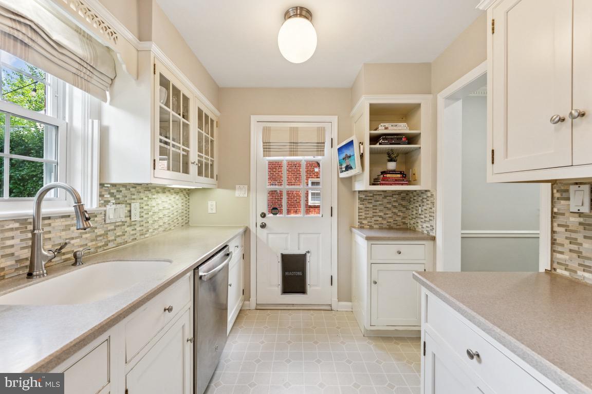 962 N POTOMAC ST, ARLINGTON, Virginia 22205, 3 Bedrooms Bedrooms, ,2 BathroomsBathrooms,Residential,For sale,962 N POTOMAC ST,VAAR2059776 MLS # VAAR2059776