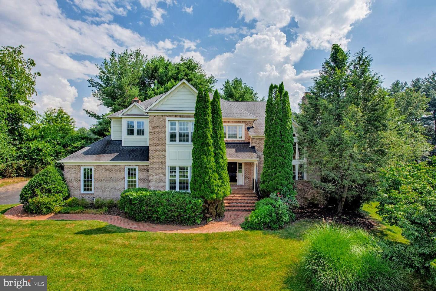10009 THOMPSON RIDGE CT, GREAT FALLS, Virginia 22066, 5 Bedrooms Bedrooms, ,5 BathroomsBathrooms,Residential,For sale,10009 THOMPSON RIDGE CT,VAFX2252424 MLS # VAFX2252424