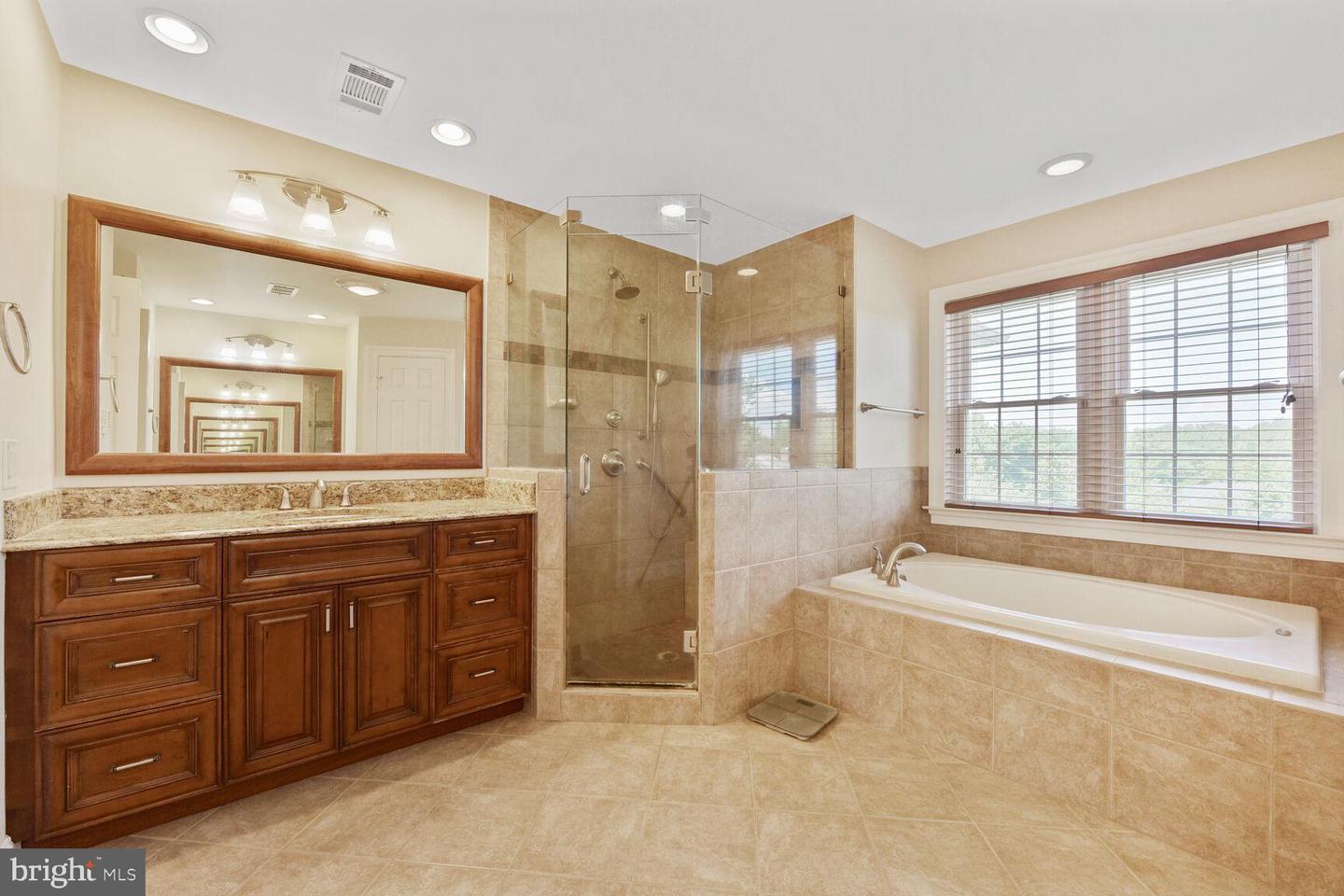 10009 THOMPSON RIDGE CT, GREAT FALLS, Virginia 22066, 5 Bedrooms Bedrooms, ,5 BathroomsBathrooms,Residential,For sale,10009 THOMPSON RIDGE CT,VAFX2252424 MLS # VAFX2252424