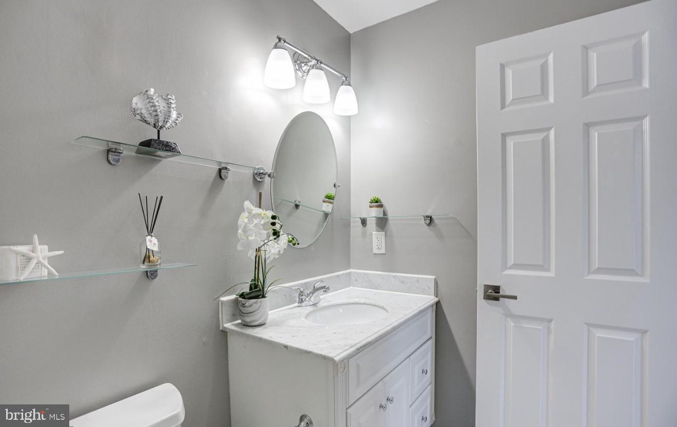 927 S ROLFE ST #2, ARLINGTON, Virginia 22204, 2 Bedrooms Bedrooms, ,2 BathroomsBathrooms,Residential,For sale,927 S ROLFE ST #2,VAAR2060004 MLS # VAAR2060004