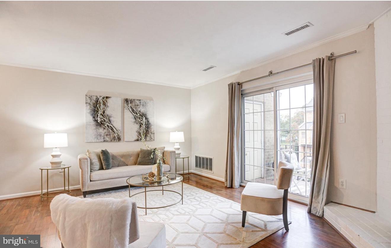 927 S ROLFE ST #2, ARLINGTON, Virginia 22204, 2 Bedrooms Bedrooms, ,2 BathroomsBathrooms,Residential,For sale,927 S ROLFE ST #2,VAAR2060004 MLS # VAAR2060004