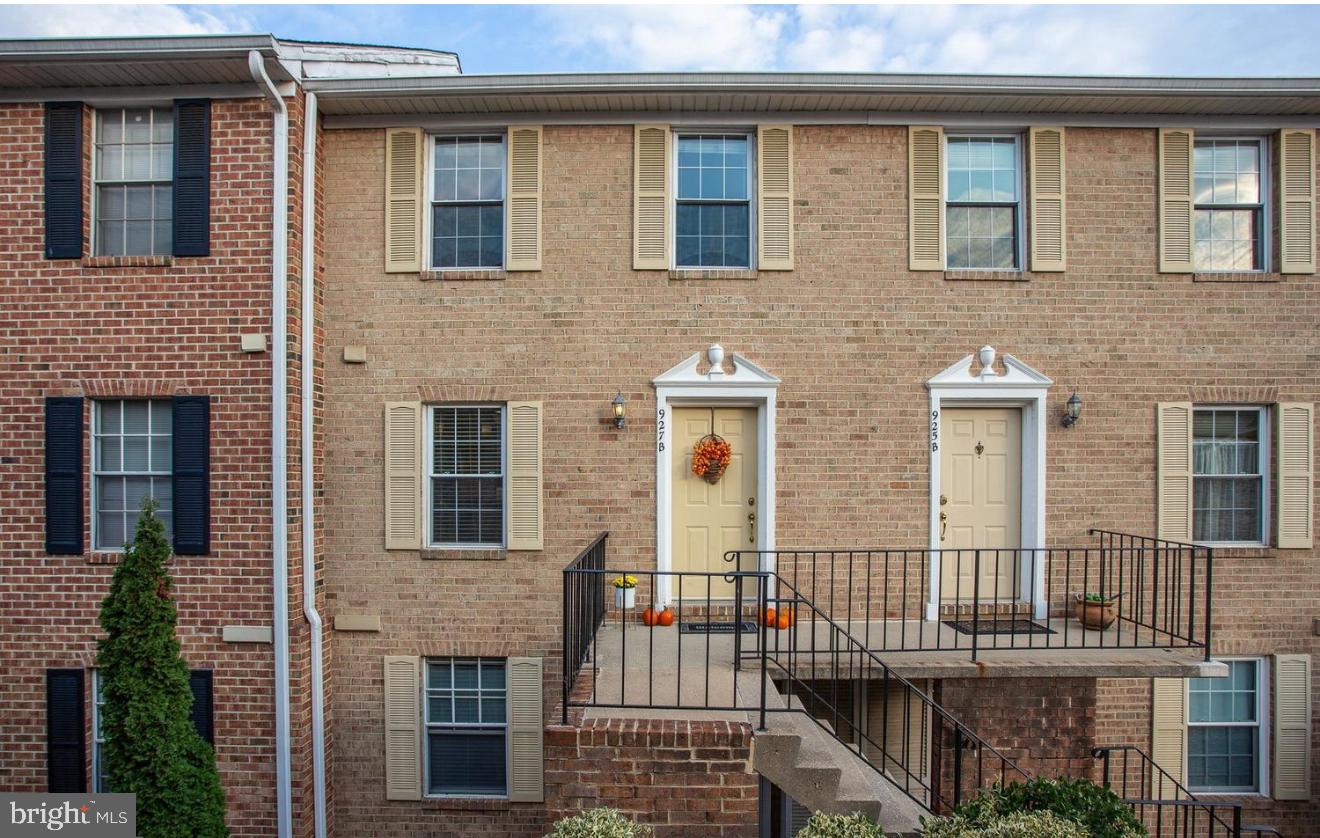 927 S ROLFE ST #2, ARLINGTON, Virginia 22204, 2 Bedrooms Bedrooms, ,2 BathroomsBathrooms,Residential,For sale,927 S ROLFE ST #2,VAAR2060004 MLS # VAAR2060004