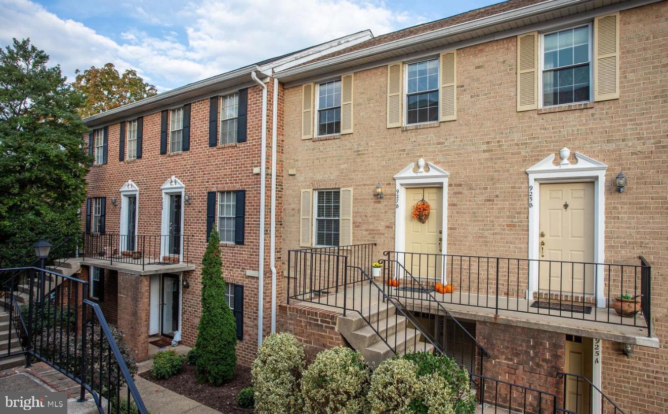 927 S ROLFE ST #2, ARLINGTON, Virginia 22204, 2 Bedrooms Bedrooms, ,2 BathroomsBathrooms,Residential,For sale,927 S ROLFE ST #2,VAAR2060004 MLS # VAAR2060004