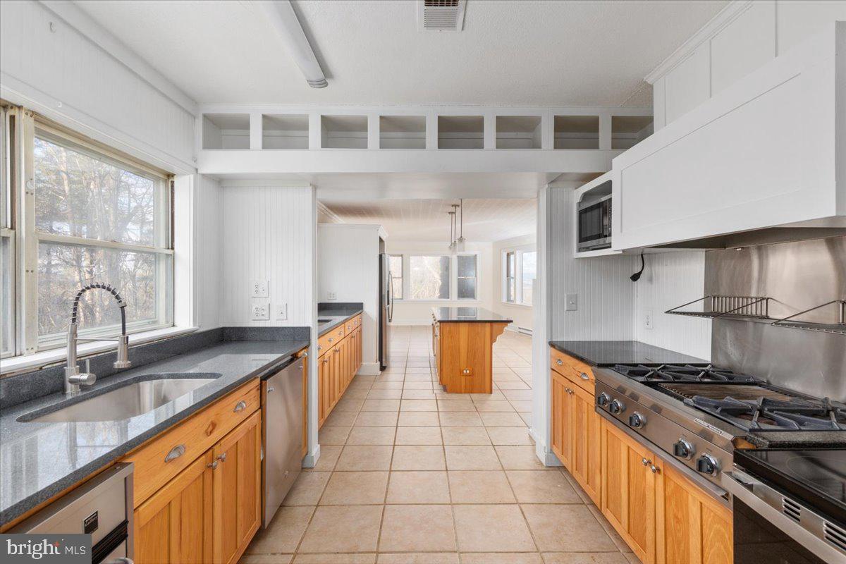 2114 E LEE HWY, NEW MARKET, Virginia 22844, 4 Bedrooms Bedrooms, ,4 BathroomsBathrooms,Residential,For sale,2114 E LEE HWY,VASH2010602 MLS # VASH2010602