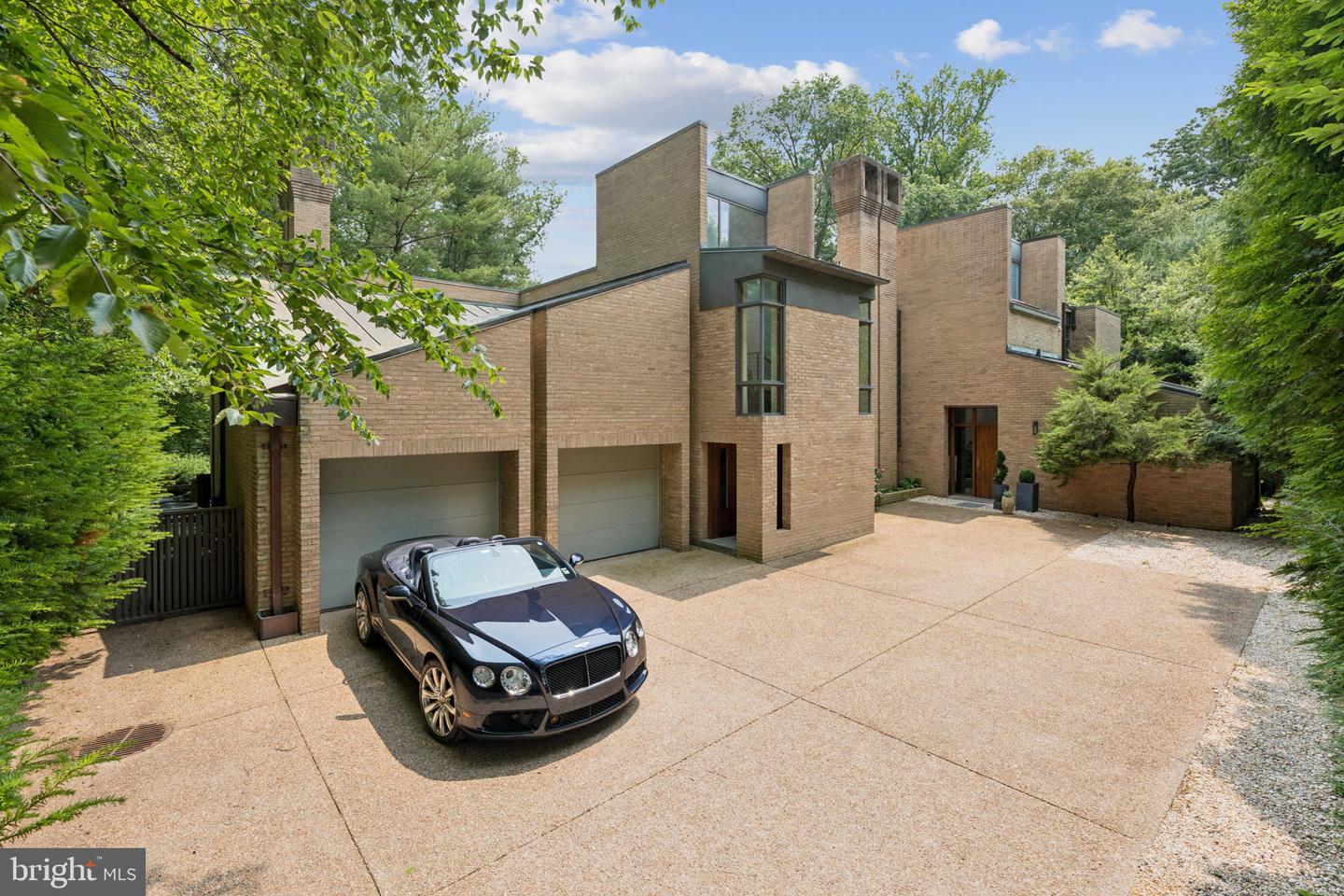 400 CHAIN BRIDGE, MCLEAN, Virginia 22101, 5 Bedrooms Bedrooms, ,4 BathroomsBathrooms,Residential,For sale,400 CHAIN BRIDGE,VAAR2058734 MLS # VAAR2058734