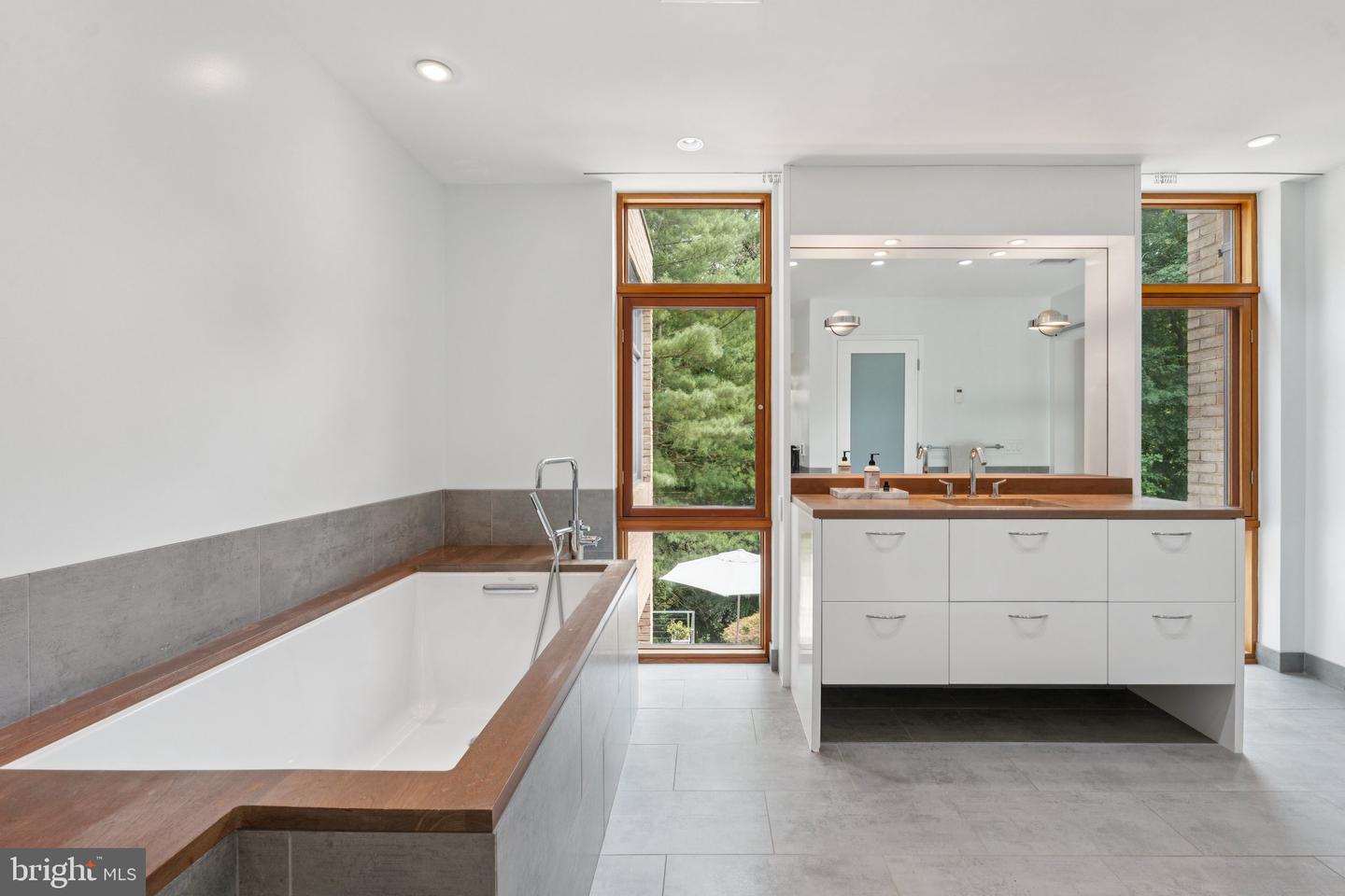400 CHAIN BRIDGE, MCLEAN, Virginia 22101, 5 Bedrooms Bedrooms, ,4 BathroomsBathrooms,Residential,For sale,400 CHAIN BRIDGE,VAAR2058734 MLS # VAAR2058734