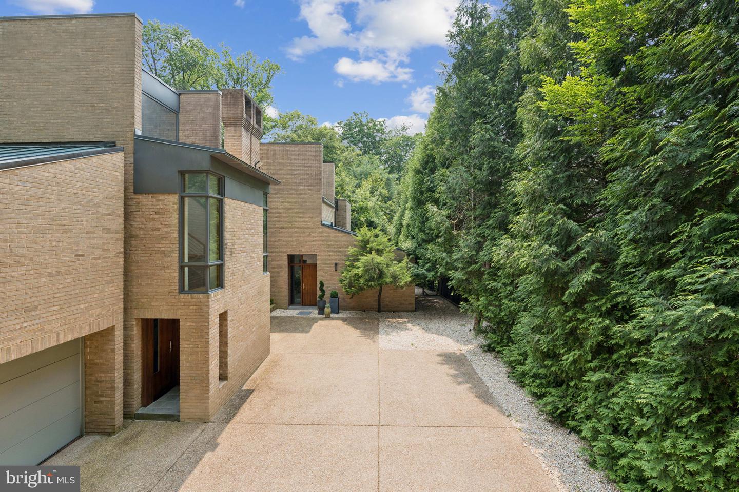 400 CHAIN BRIDGE, MCLEAN, Virginia 22101, 5 Bedrooms Bedrooms, ,4 BathroomsBathrooms,Residential,For sale,400 CHAIN BRIDGE,VAAR2058734 MLS # VAAR2058734