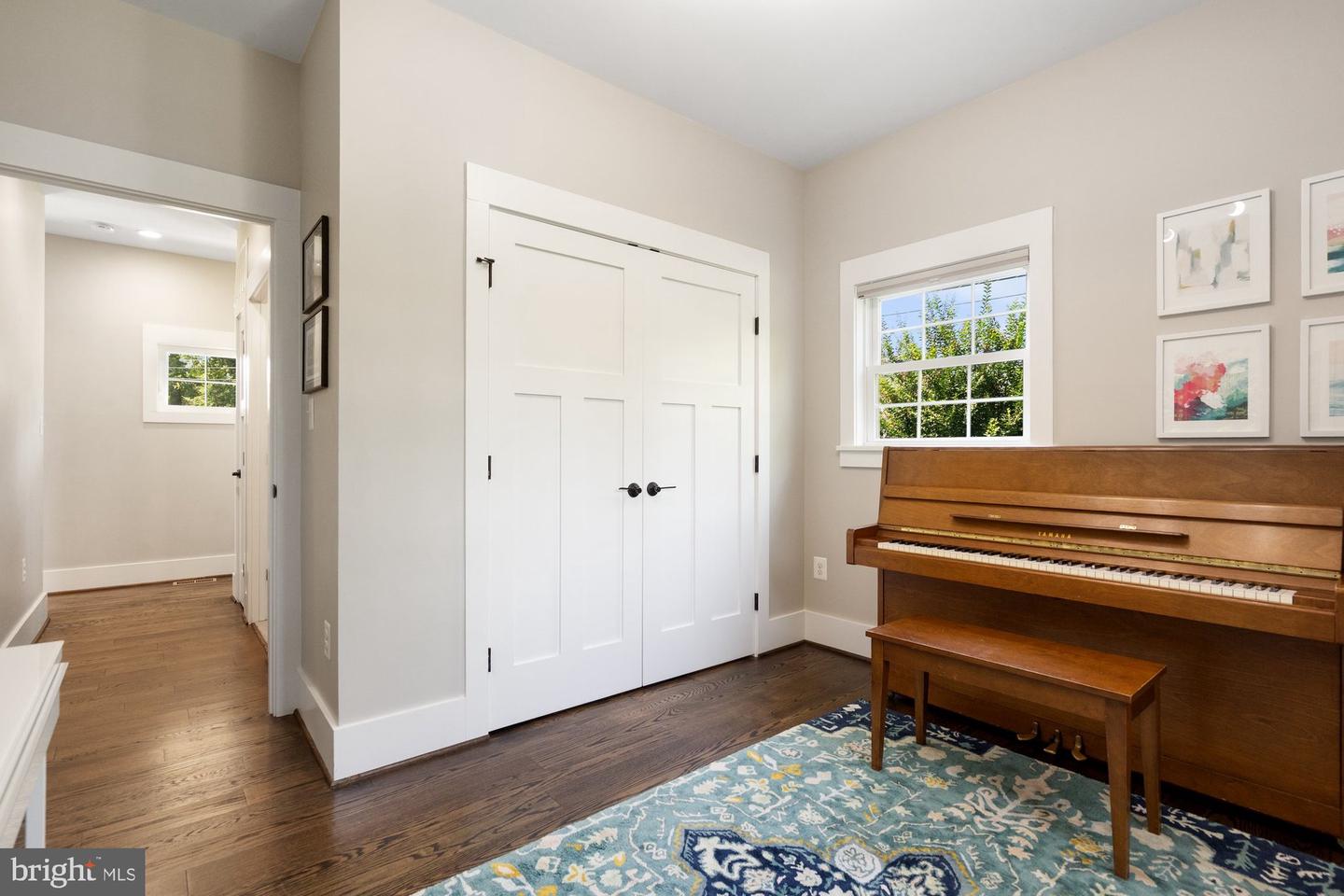 123 HICKORY CIR SW, VIENNA, Virginia 22180, 6 Bedrooms Bedrooms, ,4 BathroomsBathrooms,Residential,For sale,123 HICKORY CIR SW,VAFX2250998 MLS # VAFX2250998