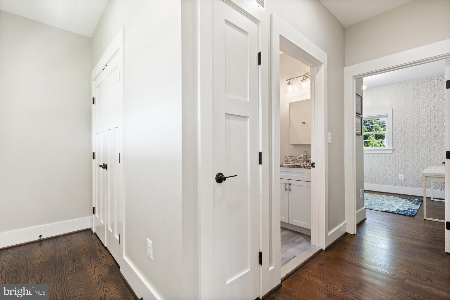 123 HICKORY CIR SW, VIENNA, Virginia 22180, 6 Bedrooms Bedrooms, ,4 BathroomsBathrooms,Residential,For sale,123 HICKORY CIR SW,VAFX2250998 MLS # VAFX2250998