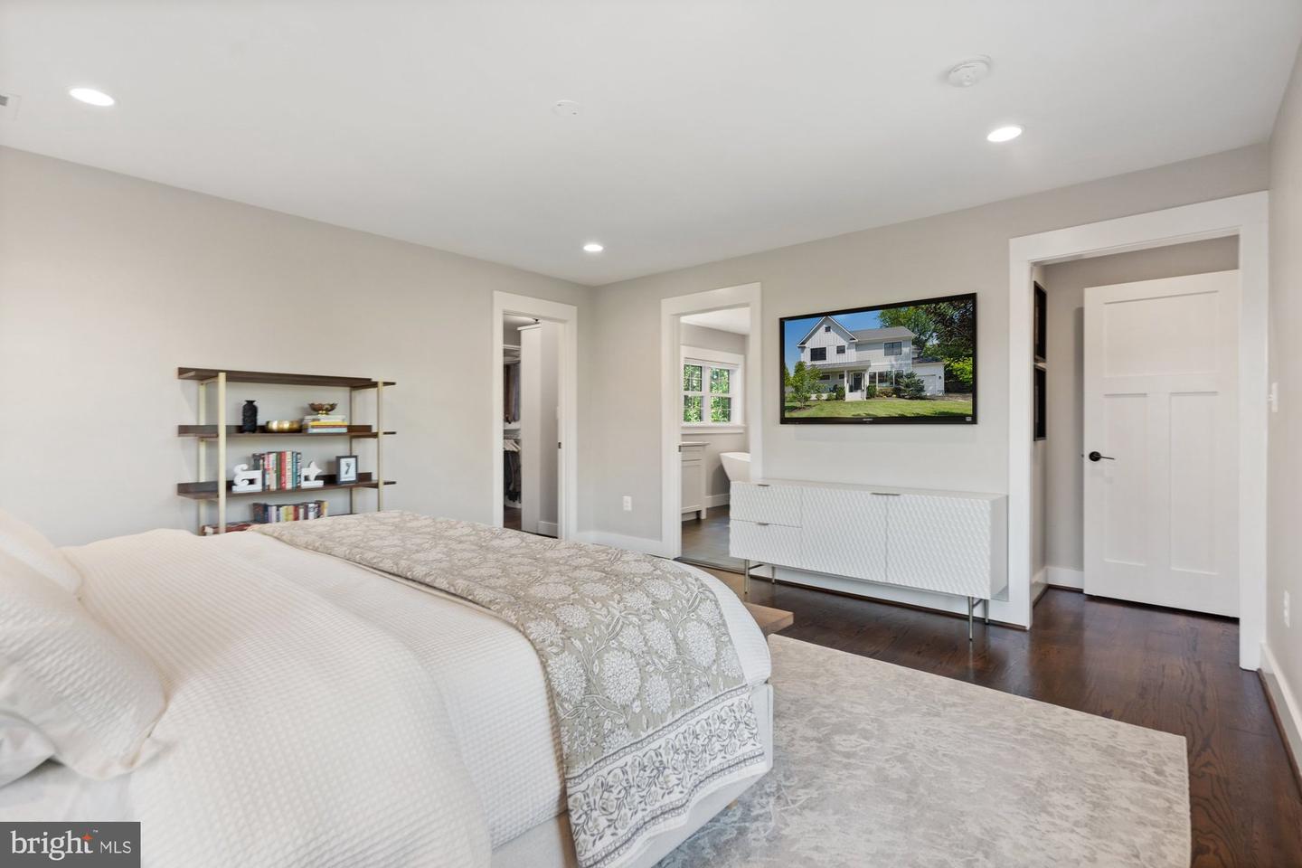 123 HICKORY CIR SW, VIENNA, Virginia 22180, 6 Bedrooms Bedrooms, ,4 BathroomsBathrooms,Residential,For sale,123 HICKORY CIR SW,VAFX2250998 MLS # VAFX2250998