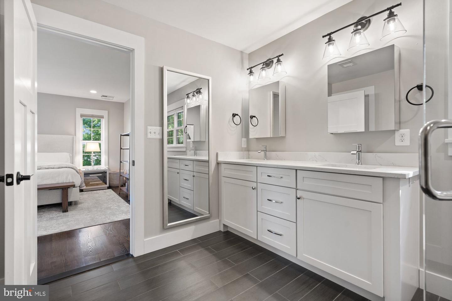 123 HICKORY CIR SW, VIENNA, Virginia 22180, 6 Bedrooms Bedrooms, ,4 BathroomsBathrooms,Residential,For sale,123 HICKORY CIR SW,VAFX2250998 MLS # VAFX2250998