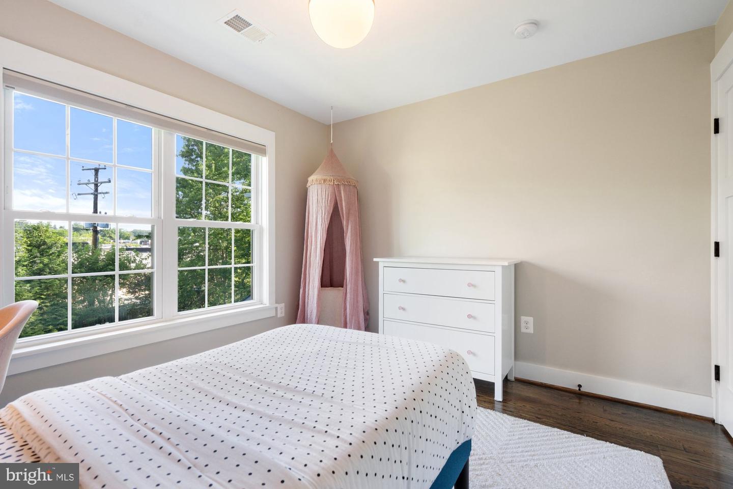 123 HICKORY CIR SW, VIENNA, Virginia 22180, 6 Bedrooms Bedrooms, ,4 BathroomsBathrooms,Residential,For sale,123 HICKORY CIR SW,VAFX2250998 MLS # VAFX2250998