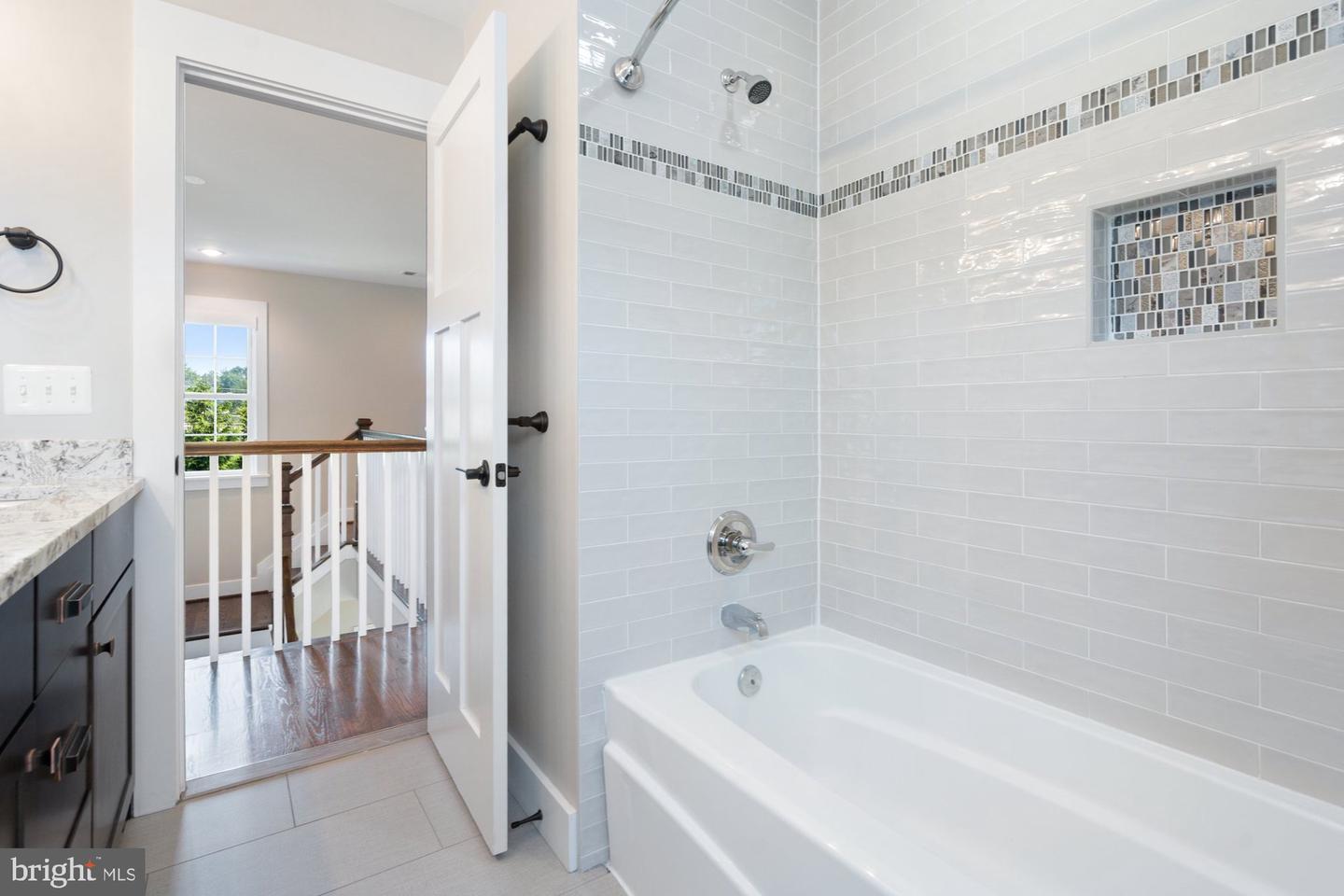 123 HICKORY CIR SW, VIENNA, Virginia 22180, 6 Bedrooms Bedrooms, ,4 BathroomsBathrooms,Residential,For sale,123 HICKORY CIR SW,VAFX2250998 MLS # VAFX2250998
