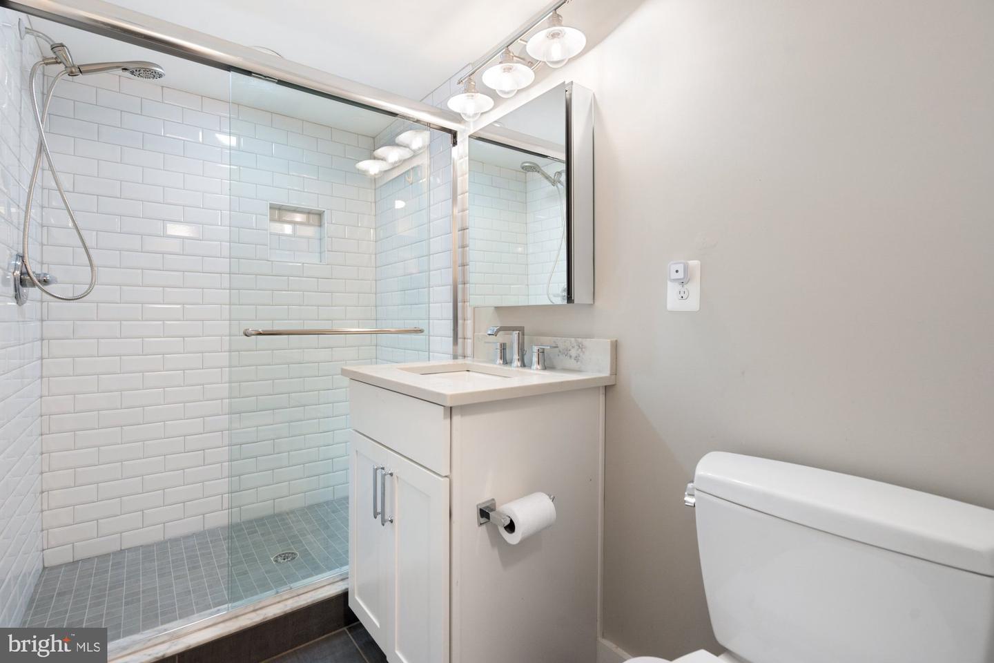 123 HICKORY CIR SW, VIENNA, Virginia 22180, 6 Bedrooms Bedrooms, ,4 BathroomsBathrooms,Residential,For sale,123 HICKORY CIR SW,VAFX2250998 MLS # VAFX2250998