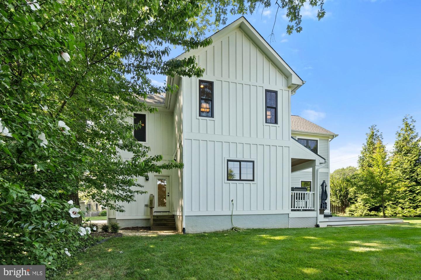 123 HICKORY CIR SW, VIENNA, Virginia 22180, 6 Bedrooms Bedrooms, ,4 BathroomsBathrooms,Residential,For sale,123 HICKORY CIR SW,VAFX2250998 MLS # VAFX2250998