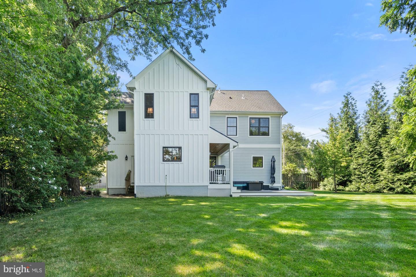123 HICKORY CIR SW, VIENNA, Virginia 22180, 6 Bedrooms Bedrooms, ,4 BathroomsBathrooms,Residential,For sale,123 HICKORY CIR SW,VAFX2250998 MLS # VAFX2250998